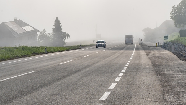 Nasse Straßen, Nebel und Laub sind Gefahrenstellen im Herbst.