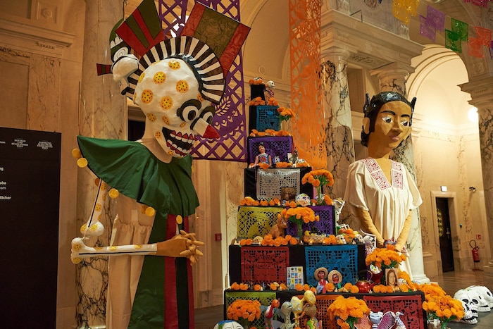 Ofrendas sind farbenfrohe Altäre, die Liebe und Erinnerungen an jene Menschen symbolisieren, die ...