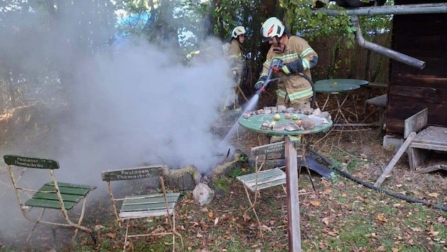 Die Feuerwehr löschte mit einem Hochdruckrohr.
