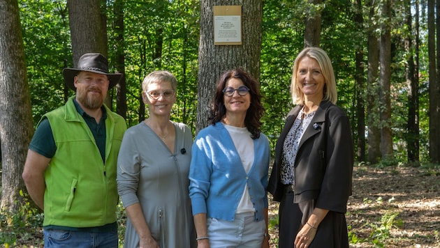 Weihten den Sternenkindbaum ein (v. l.): Waldfriedhof-Förster Manuel Pucher, Vera Jurattti vom ...