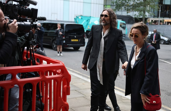 Russell Brand wurde bei seinem Gerichtstermin von Ehefrau Laura begleitet. Das Medieninteresse ...