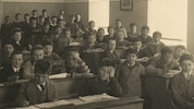 Eine Schulklasse rund um das Jahr 1930 – damals und viele Jahrzehnte später fest in ...