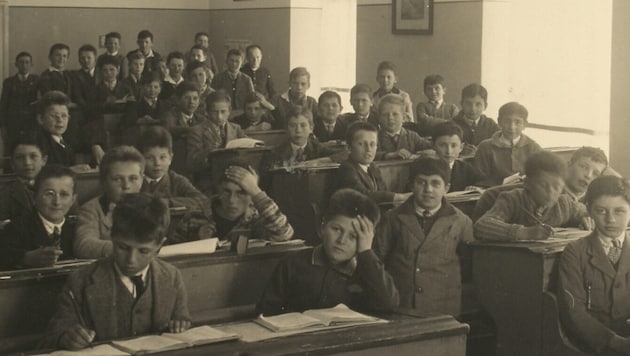 Eine Schulklasse rund um das Jahr 1930 – damals und viele Jahrzehnte später fest in ...