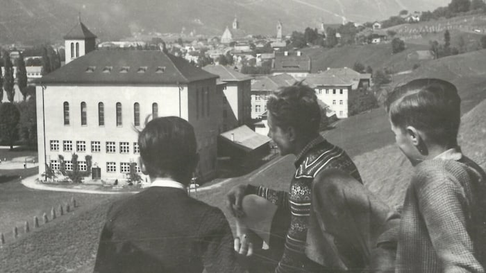 Historische Aufnahme des Paulinums samt seiner Kapelle: Seit einem Jahrhundert ist die Schule ...