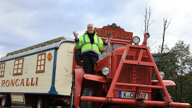 Behutsam und sanft werden die historischen Waggons mit dem Traktor über die Rampe gezogen.