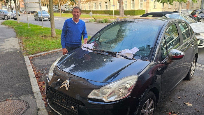 Seit einem Jahr ärgert sich Geschäftsführer Walter Drobesch über den Dauerparker vor seinem ...