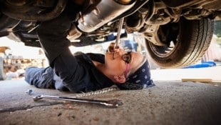 Ob in der Werkstatt oder für Selbstschrauber: Autoteile gehen deutlich mehr ins Geld als früher.