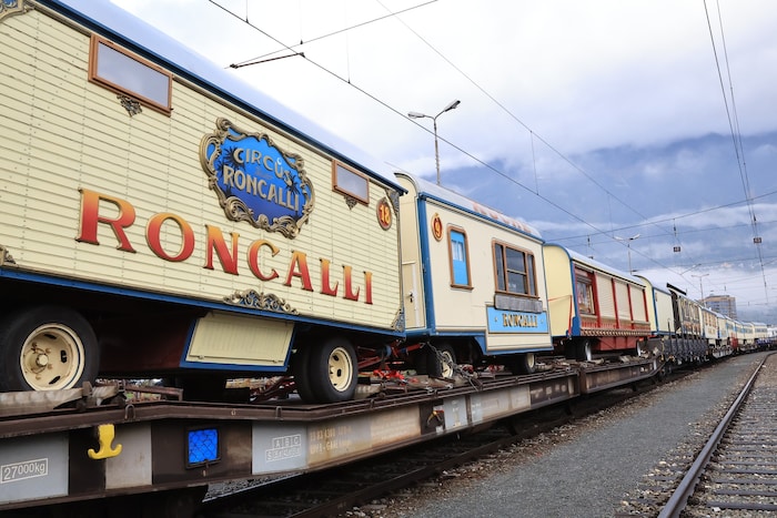Über 1000 Meter lang ist der Circus Roncalli Zug.
