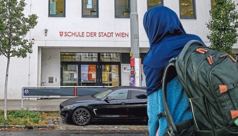 Trotz Verbot ist das Kopftuch in Wiener Schulen weiter präsent.