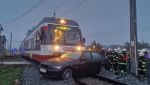Das Auto wurde von der Straße geschoben.