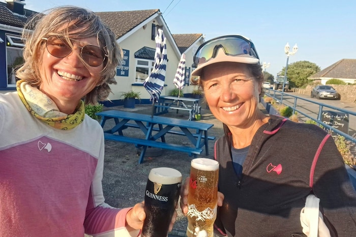 Ein Guinness in Irland für die Autorinnen Elisabeth Zienitzer (li.) & Silvia Sarcletti