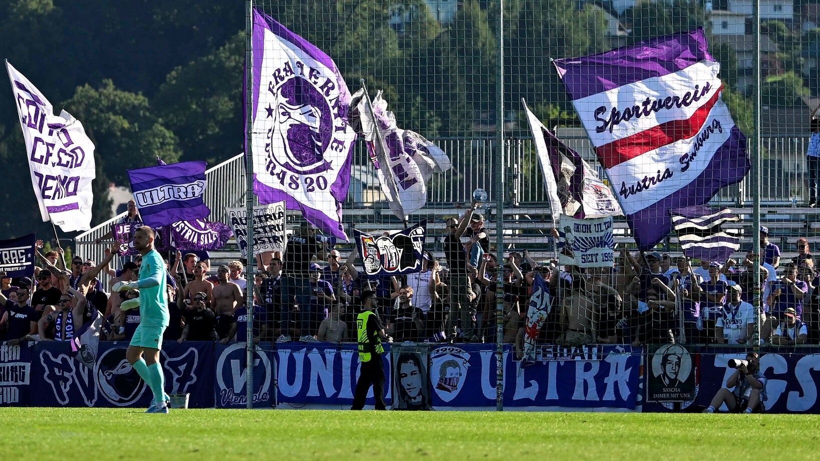 Forró hangulatú westderby: Teljes őrültség a szurkolói menet