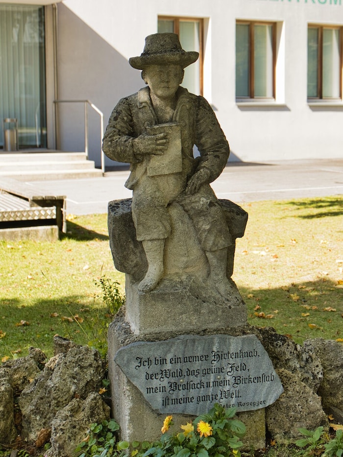 Auch dieses Denkmal in St. Kathrein am Hauenstein erinnert an Peter Rosegger.