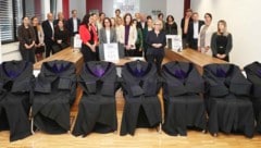 Sieben Talare wurden von den Protestierenden bereitgelegt – um zu symbolisieren: Wir brauchen ...
