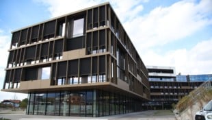 Das erste Gebäude des neuen „Aldi“-Hauptquartiers steht, der geplante Ausbau aber stockt jetzt.