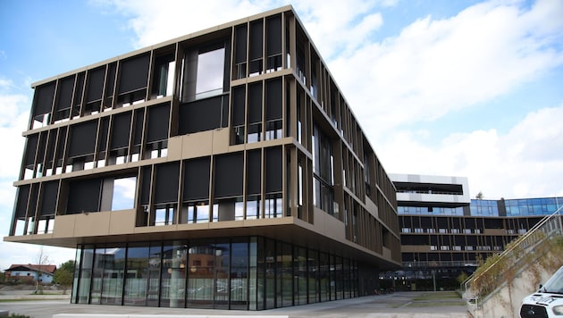 Das erste Gebäude des neuen „Aldi“-Hauptquartiers steht, der geplante Ausbau aber stockt jetzt.