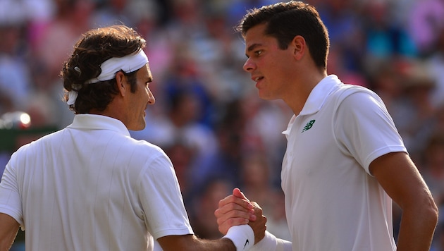 Milos Raonic (re.) gewann in seiner Karriere dreimal gegen Roger Federer (li.)