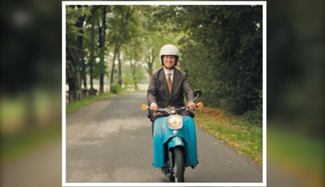 In einer Szene des „ZDF Magazin Royale“ fährt Jan Böhmermann auf einem Moped durch die Gegend.