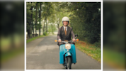 In einer Szene des „ZDF Magazin Royale“ fährt Jan Böhmermann auf einem Moped durch die Gegend.