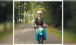 In einer Szene des „ZDF Magazin Royale“ fährt Jan Böhmermann auf einem Moped durch die Gegend.