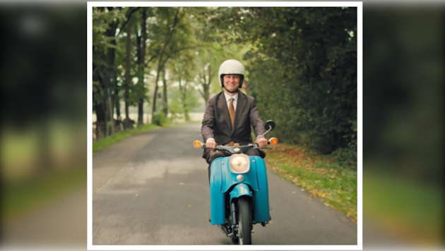 In einer Szene des „ZDF Magazin Royale“ fährt Jan Böhmermann auf einem Moped durch die Gegend.