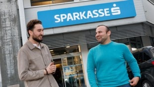 Markus Tschepp Unglaublicher Bank-Irrtum: Georgi Bolkvadze und Giorgi Shavadze haben da gut lachen.