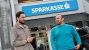 Unglaublicher Bank-Irrtum: Georgi Bolkvadze und Giorgi Shavadze haben da gut lachen.