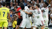 Vinicius Jr. (mitte) wurde gegen Villarreal wegen einer Tätlichkeit ausgeschlossen.