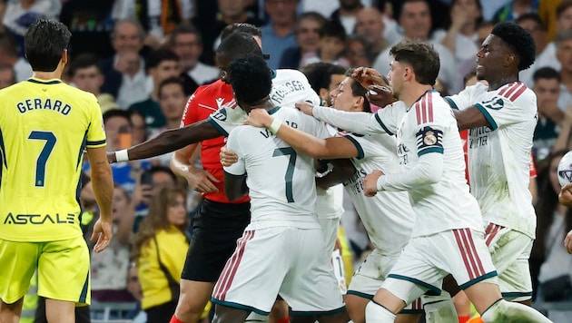 Vinicius Jr. (mitte) wurde gegen Villarreal wegen einer Tätlichkeit ausgeschlossen.