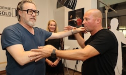 Nicholas Ofczarek und Wing-Tsun-Profi Matthias Gold führten diese Art der Selbstverteidigung ...
