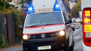 Der Rettungswagen war mit Blaulicht unterwegs (Symbolbild).