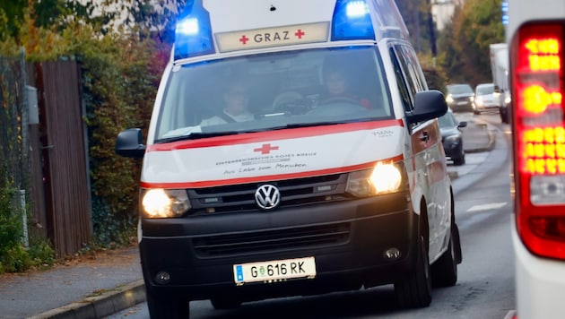 Der Rettungswagen war mit Blaulicht unterwegs (Symbolbild).