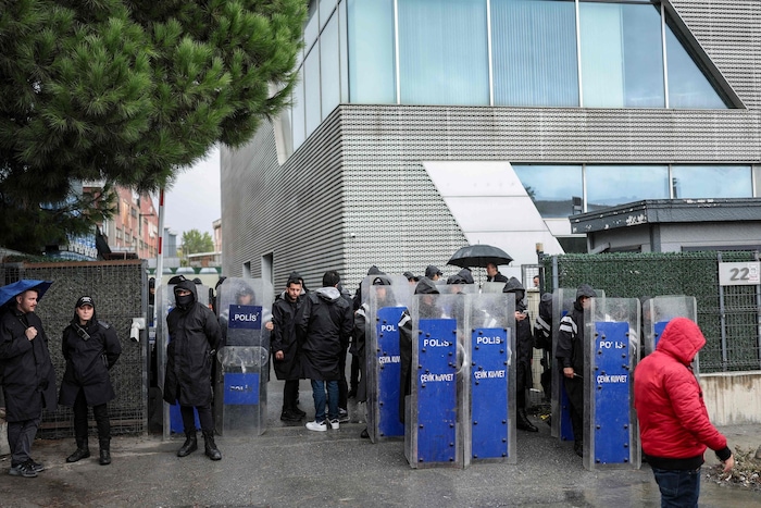 Die Polizei hat eine Razzia in der Zentrale von HalkTV in Istanbul ausgeführt und mehrere ...