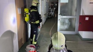 Durch das rasche Eingreifen konnte schon bald nach dem Eintreffen der Feuerwehr „Brand aus!“ ...
