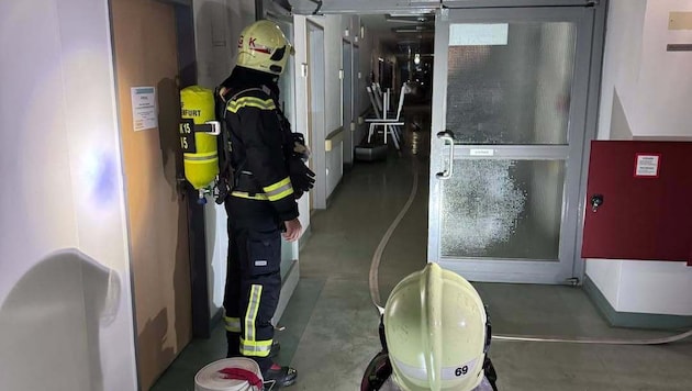Durch das rasche Eingreifen konnte schon bald nach dem Eintreffen der Feuerwehr „Brand aus!“ ...