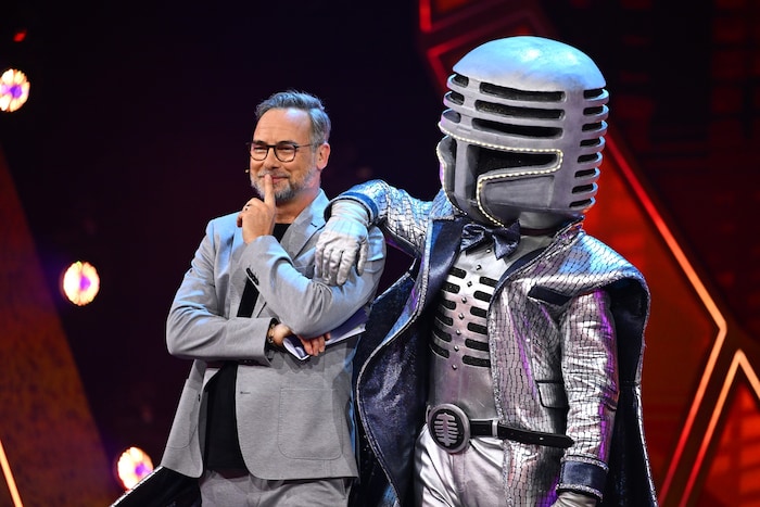 Welcher Superstar verbarg sich denn nun hinter der Maske des „Mr. Mic“? Es war ...