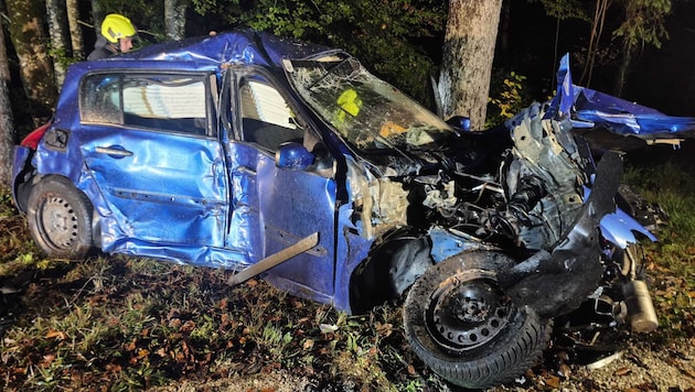 Das Auto wurde völlig zerstört.