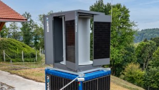 Die kleinen „Kraftwerke“ bestehen aus PV-Paneelen, einer Windturbine sowie einem Speicher.
