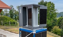 Die kleinen „Kraftwerke“ bestehen aus PV-Paneelen, einer Windturbine sowie einem Speicher.