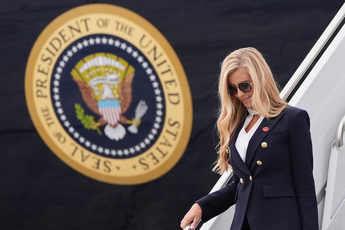 Zacharia steigt aus dem Präsidentenflugzeug Air Force One.