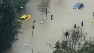 Fahrzeuge sind auf einer Straße in Istanbul von Wassermassen eingeschlossen.