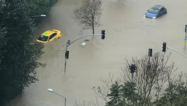 Fahrzeuge sind auf einer Straße in Istanbul von Wassermassen eingeschlossen.