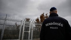 Ungarischer Polizist bei der Sicherung einer EU-Außengrenze