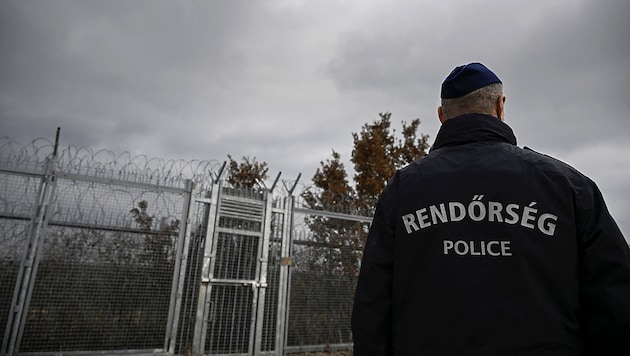 Ungarischer Polizist bei der Sicherung einer EU-Außengrenze