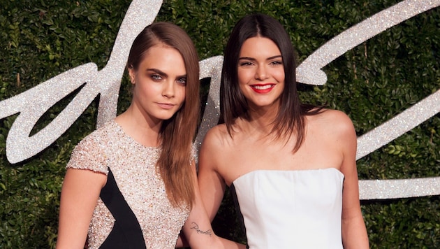 Cara Delevingne und Kendall Jenner kennen sich seit Ewigkeiten. Immer wieder gab es Gerüchte um ...