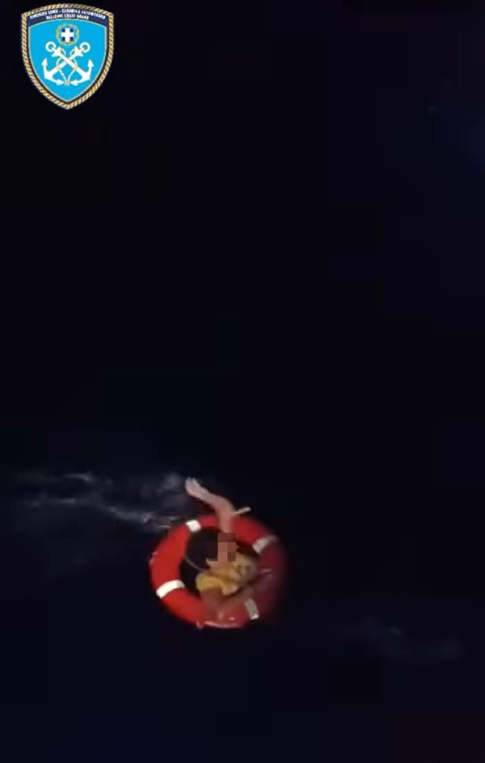 Die Frau trieb 20 Stunden lang in einem Rettungsring.