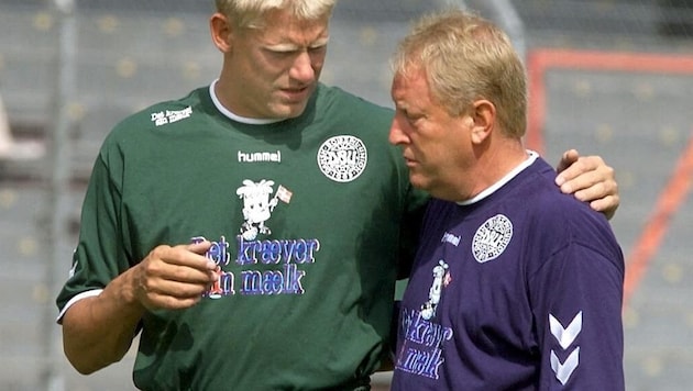 Bo Johansson (r.) mit Keeper-Legende Peter Schmeichel bei der WM 1998