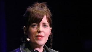 Sarah Kuttner hat in ihrem Podcast darüber gesprochen, dass sie an Brustkrebs erkrankt ist und ...