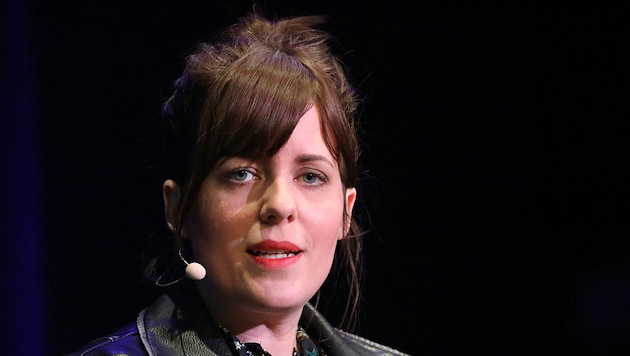 Sarah Kuttner hat in ihrem Podcast darüber gesprochen, dass sie an Brustkrebs erkrankt ist und ...