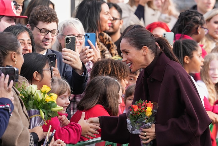 Bei ihrem gemeinsamen Auftritt in Nottingham wurden Harry und Meghan von jubelnden Menschen ...
